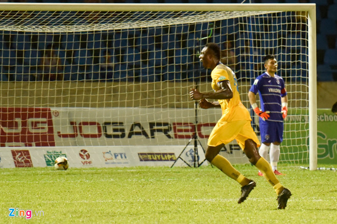 CĐV đội Hà Nội ăn mừng khi đội nhà tiếp tục bất bại ở V.League 2018 CĐV đội Hà Nội ăn mừng khi đội nhà tiếp tục bất bại ở V.League 2018